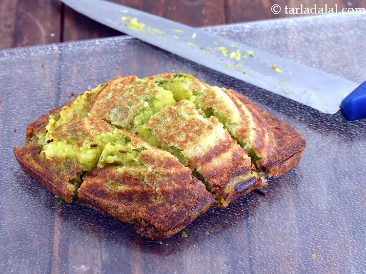 Step 32 – Cut the <strong>masala cheese toast sandwich</strong> into 6 equal pieces.&nbsp;
