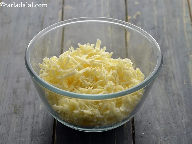 स्टेप 5 – <strong>चीज़ पराठा</strong> के लिए चीज़ स्टफिंग बनाने के लिए, चीज़ …