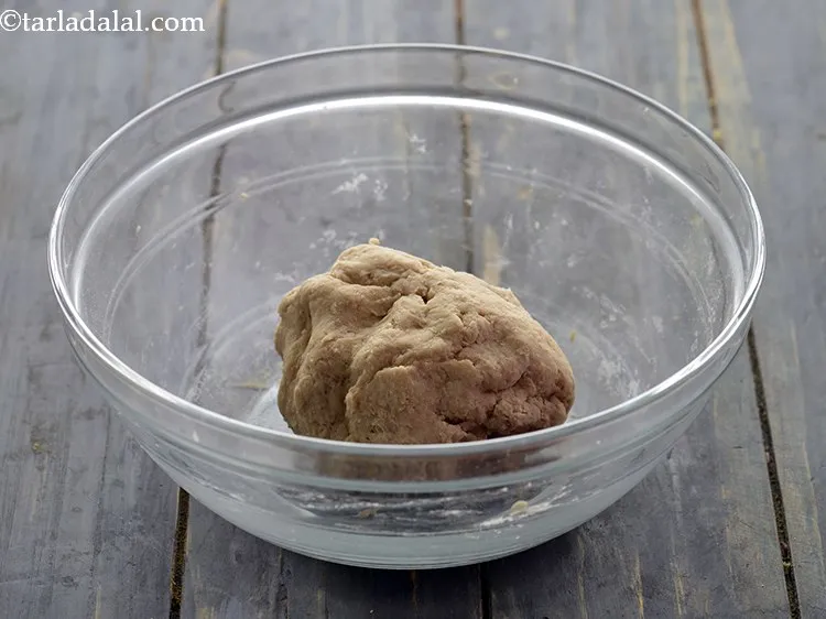 स्टेप 4 – आटा बनाने के लिए धीरे-धीरे पानी डालें। पानी की मात्रा …