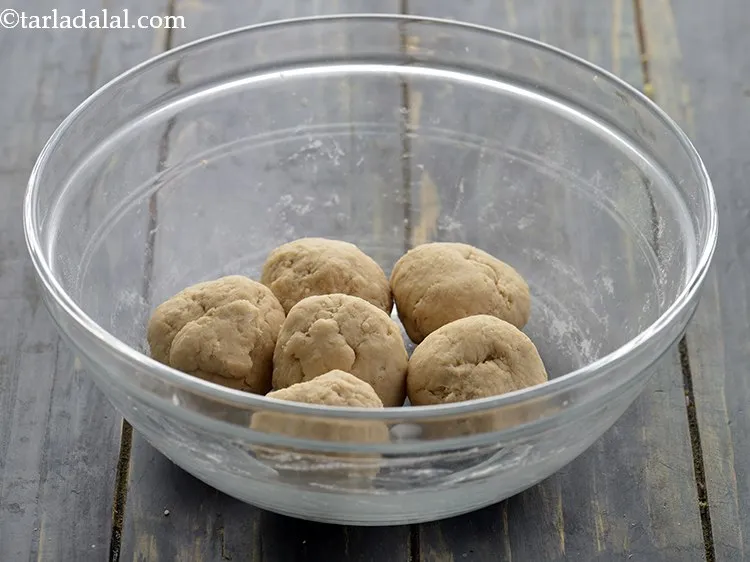 स्टेप 13 – आटे को ६ बराबर भागों में विभाजित करें।