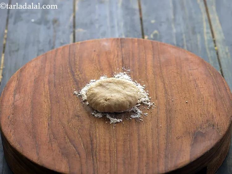 स्टेप 14 – अपनी हथेलियों के बीच एक हिस्से को समतल करें। आटे …