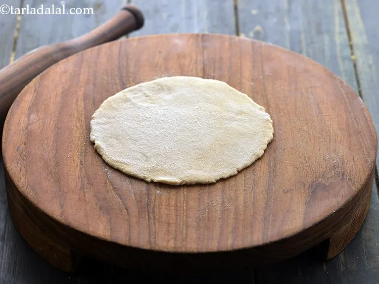 स्टेप 15 – आटे के एक भाग को १२५ मि। मी। (५&rdquo;) व्यास …