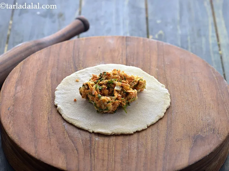 स्टेप 16 – गोल के बीच में चीज़ स्टफिंग का एक भाग रखें।