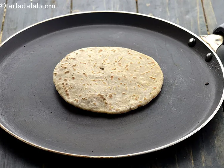 स्टेप 19 – एक नॉन-स्टिक तवा गरम करें और उसके ऊपर चीज़ पराठा …
