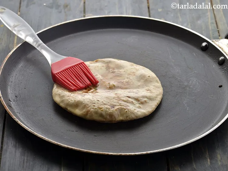 स्टेप 20 – पराठे को पलटें और १ टीस्पून तेल का उपयोग करके …