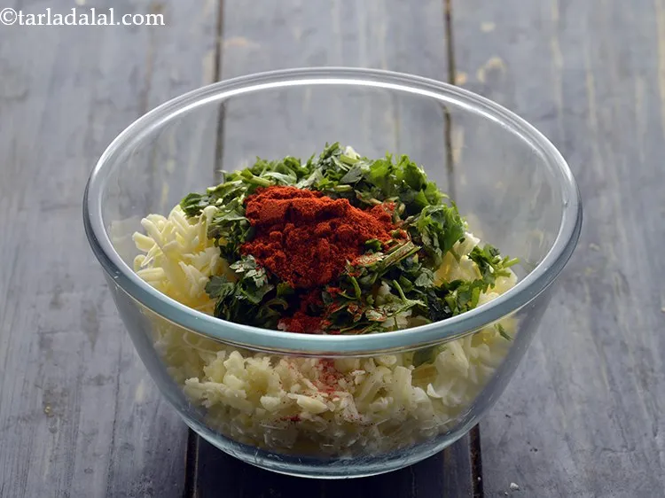 स्टेप 7 – मिर्च पाउडर डालें। चीज़ स्टफिंग को आपके स्वाद के अनुरूप …