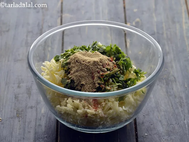 स्टेप 8 – चाट मसाला डालें। हमने घर के बने <a href=""https://www.tarladalal.com/chaat-masala--chaat-hindi-2788r"" target=""_blank""><strong>चाट …