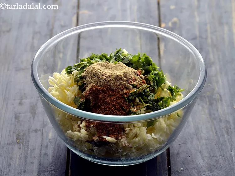 स्टेप 9 – <a href=""https://www.tarladalal.com/punjabi-garam-masala-hindi-1448r"" target=""_blank""><strong>गरम मसाला</strong></a> डालें।