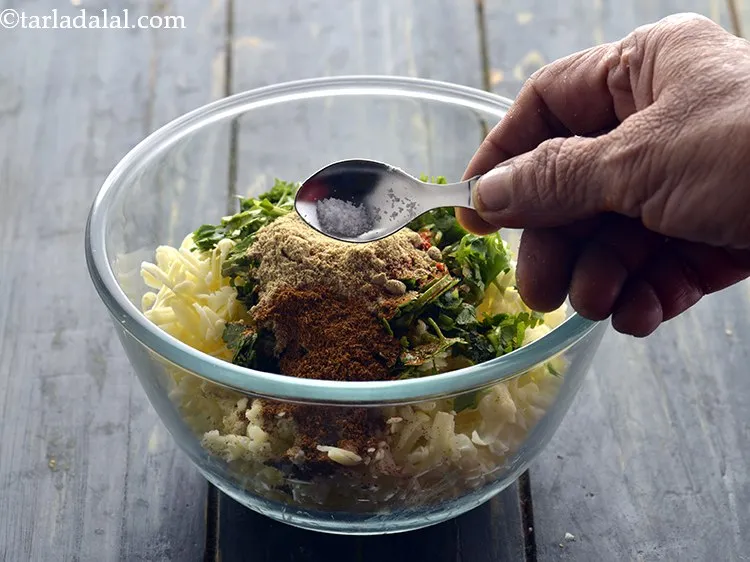 स्टेप 10 – एक चुटकी नमक डालें। आप नमक डालना भी छोड़ सकते …