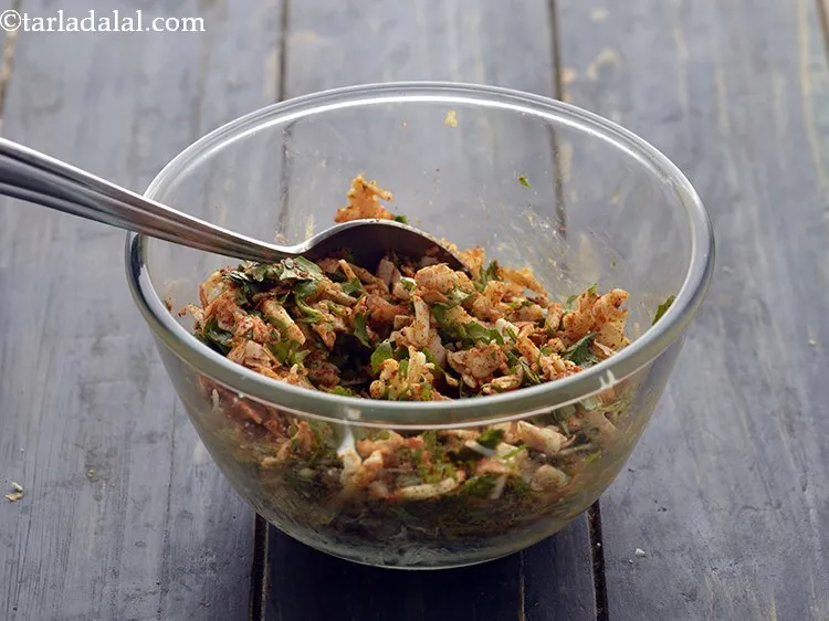 स्टेप 11 – अच्छी तरह से मिलाएं और <strong>चीज़ पराठा </strong>बनाने के लिए …