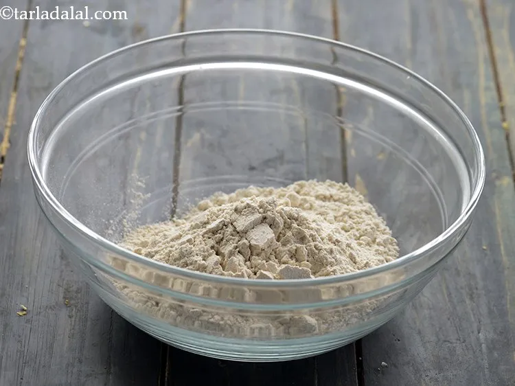 स्टेप 2 – <strong>चीज़ पराठा</strong> के लिए आटा बनाने के लिए |<strong> चीज़ …