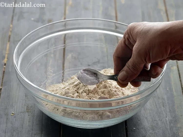 स्टेप 3 – स्वादानुसार नमक डालें।