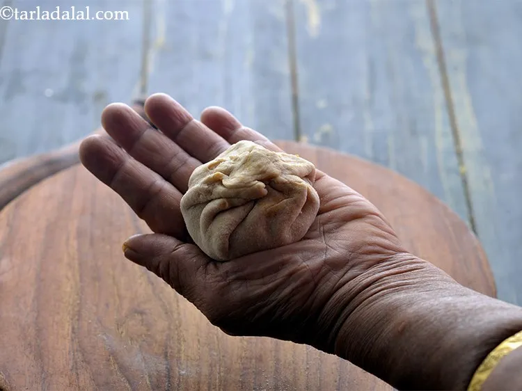 स्टेप 17 – सभी पक्षों को एक साथ बीच में लाएं और कसकर …