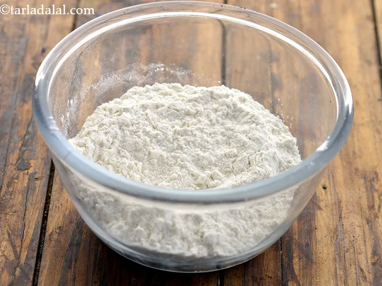 स्टेप 2 – <strong>चीज़ पॉपर्स</strong> का घोल बनाने के लिए, एक गहरे कटोरे …