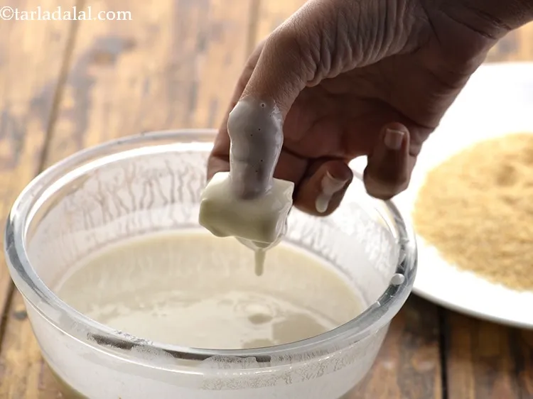 स्टेप 12 – मैदे के घोल में एक टुकड़ा डुबोकर रखें। मैदे के …