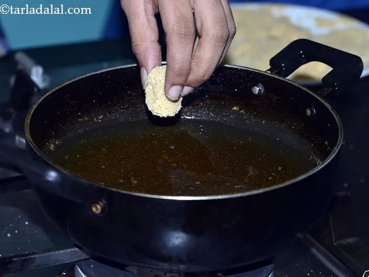 स्टेप 15 – ध्यान से तेल में ३ चीज़ पॉपर्स डालें। पैन में …