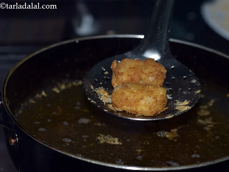 स्टेप 16 – उन्हें मध्यम आंच पर तब तक डीप-फ्राई करें जब तक …