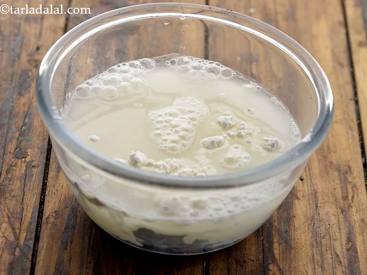 स्टेप 3 – एक मुलायम घोल बनाने के लिए धीरे-धीरे पानी डालें। हमने …