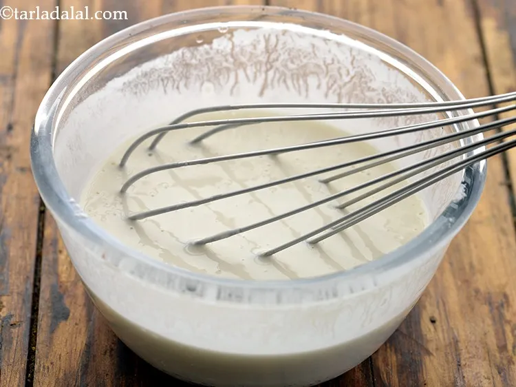 स्टेप 4 – एक गांठ रहित गाढ़ा घोल बनाने के लिए अच्छी तरह …