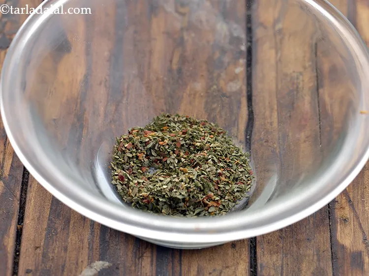 स्टेप 5 – <strong>चीज़ पॉपर्स</strong> के लिए हर्ब का मिश्रण बनाने के लिए, …