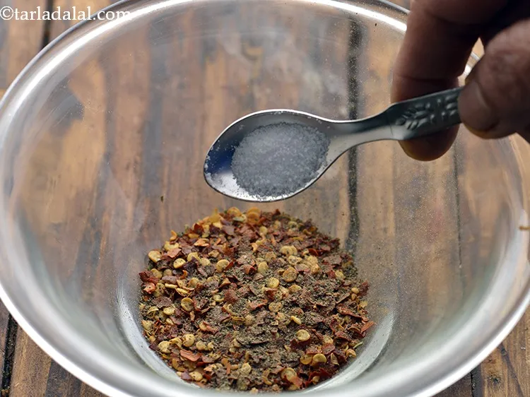 स्टेप 7 – स्वाद के लिए नमक और काली मिर्च डालें। नमक का …