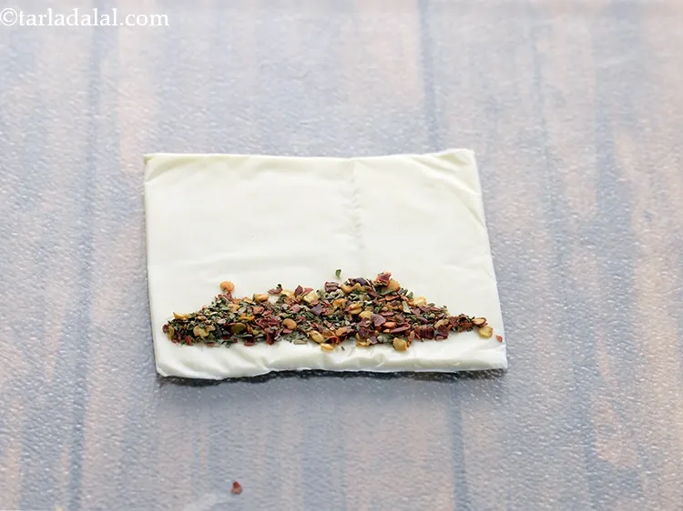 स्टेप 9 – चीज़ स्लाइस के एक छोर पर हर्ब के मिश्रण का …