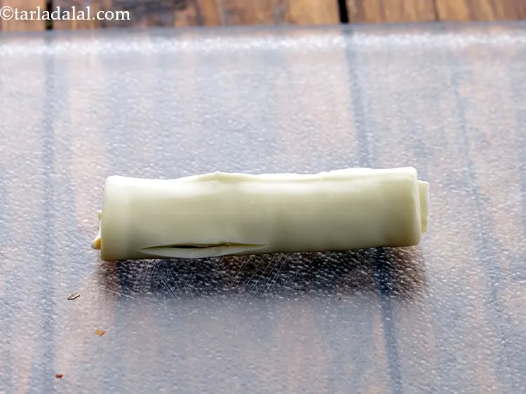 स्टेप 10 – इसे कसकर रोल करें। हमने अमूल चीज़ स्लाइस का उपयोग …