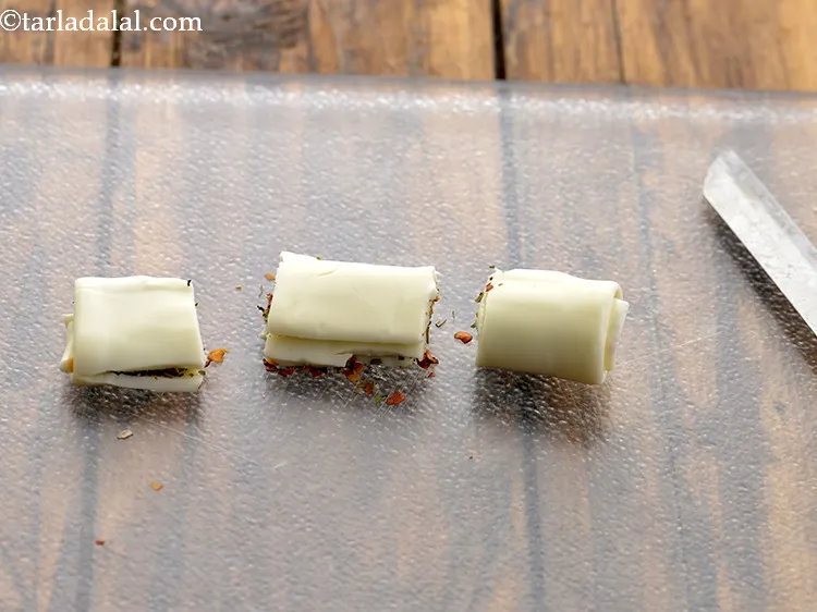 स्टेप 11 – बेलनाकार रोल को ३ बराबर टुकड़ों में काटें। १२ अधिक …