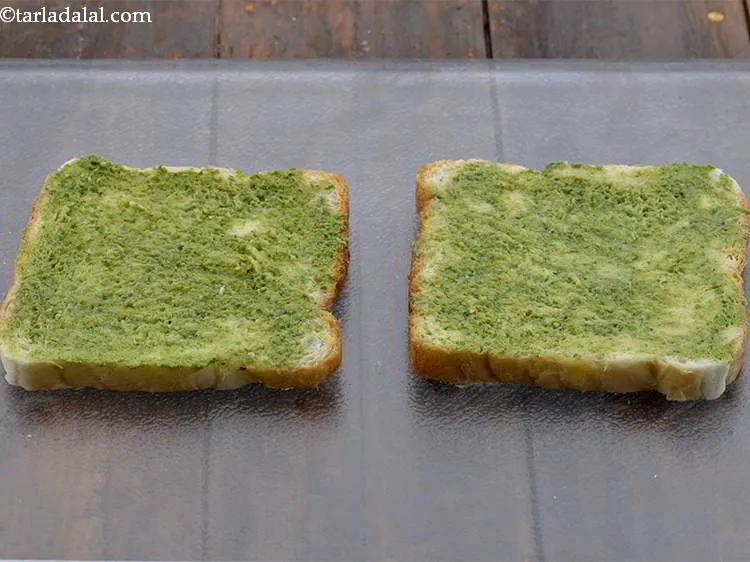 स्टेप 10 – प्रत्येक ब्रेड स्लाइस पर १/२ टीस्पून हरी चटनी भी लगाएं।