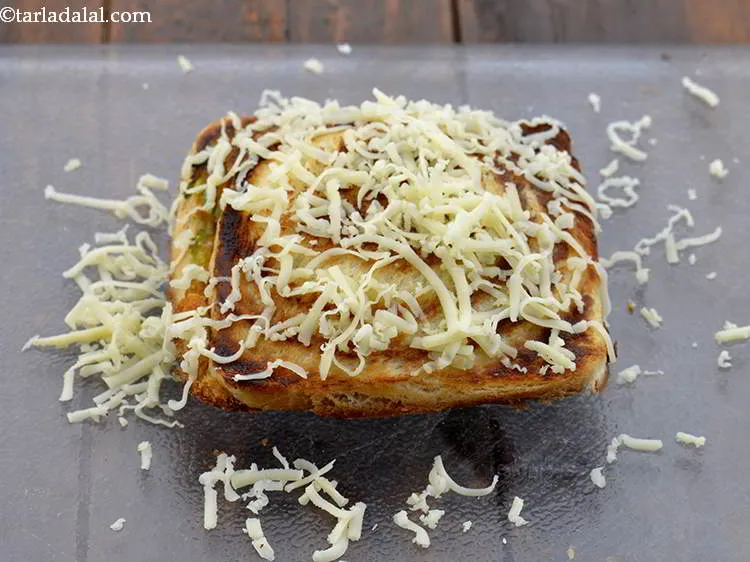 स्टेप 19 – टोस्टर से निकालें और गरम <strong>चीज़ आलू टोस्ट सैंडविच</strong> पर …