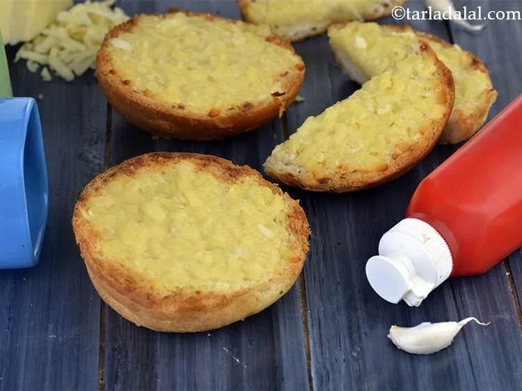 Step 9 – Remove from the oven and serve immediately. Cheese garlic bread tastes amazing as it is …