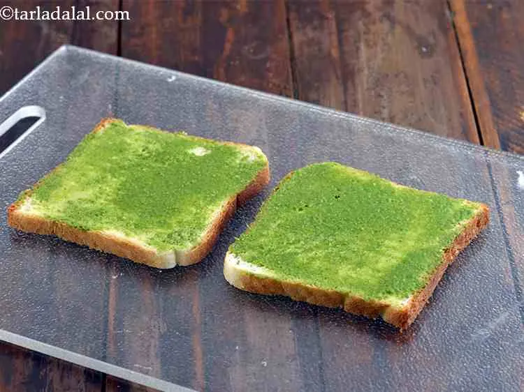Step 16 – Now apply 1 tsp of garlic green chutney on each bread slice and keep aside.