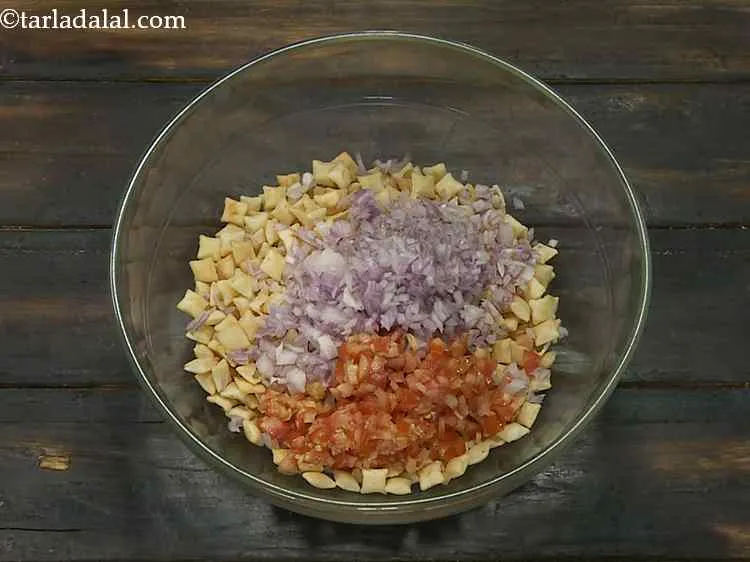 Step 3 – Then add finely chopped tomatoes. You can even add grated carrots and beetroot.