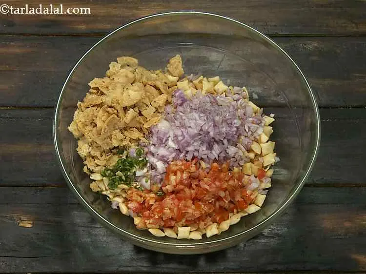 Step 5 – Furthermore, add coarsely crushed papdi. They give a nice crunch to the bhel.&nbsp;