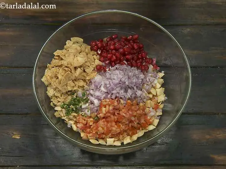 Step 6 – Furthermore, add pomegranate. The pleasant sweet taste enhances the overall flavours of the cheeseling bhel.