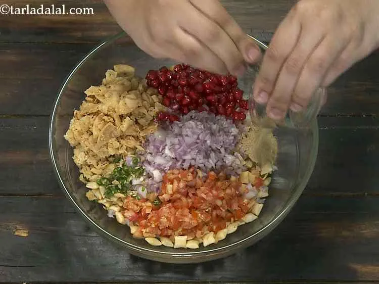 Step 7 – Now add chaat masala and lemon juice to give a refreshing, tangy flavour.