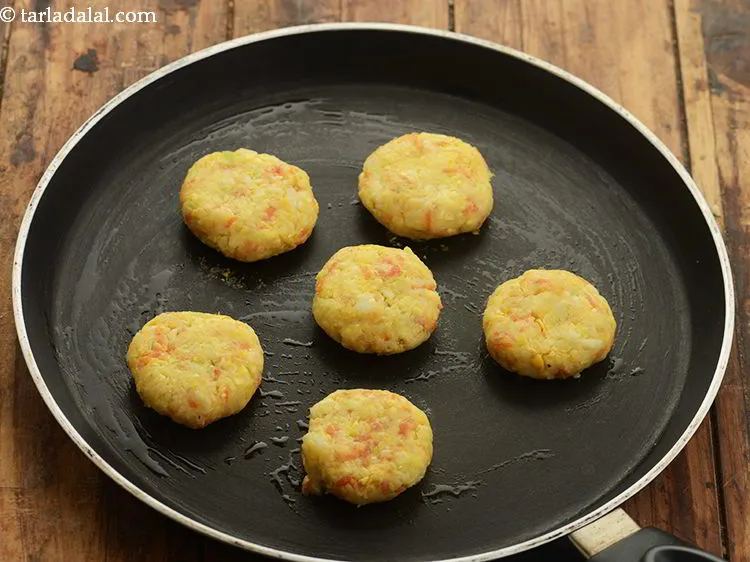 Step 21 – Place the&nbsp;<strong>vegetable cheese cutlets</strong>&nbsp;on a hot&nbsp; slightly greased non-stick tava.&nbsp;
