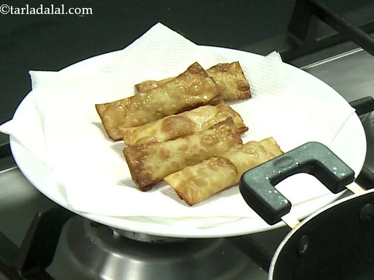 Step 23 – Drain the <strong>cheesy maggi rolls</strong> on an absorbent paper.