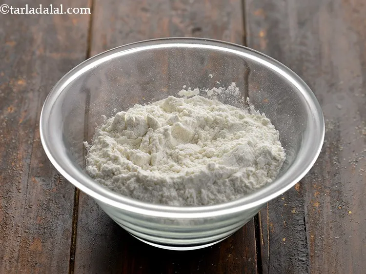 Step 2 – To make the plain flour-water mixture for <strong>Cheesy Noodle&nbsp;</strong><strong>Potato</strong><strong>&nbsp;Cutlet</strong>, take plain flour in a bowl.&nbsp;