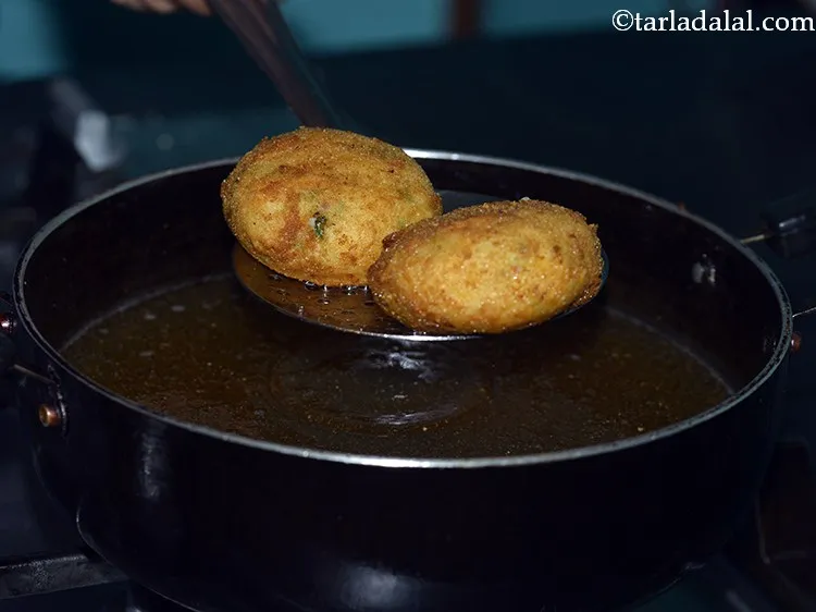 Step 24 – Slide a few&nbsp;<strong>Cheesy Noodle&nbsp;</strong><strong>Potato</strong><strong>&nbsp;Cutlet</strong>&nbsp;in the kadhai depending upon the size of pan and cutlet.Deep-fry till …