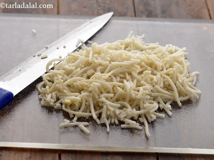 Step 9 – Chop the noddles on a chopping board using a sharp knife.&nbsp;