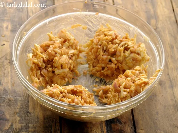 Step 6 – Divide the&nbsp;<strong>cheesy onion and chilli toast&nbsp;</strong>mixture into 4 equal parts.