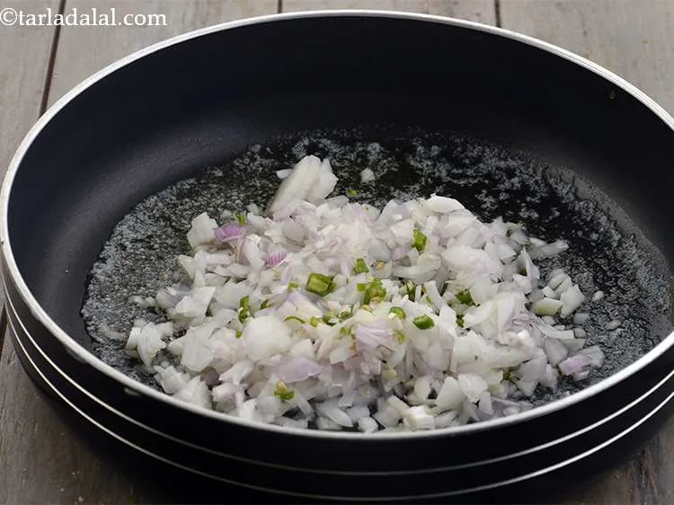 Step 4 – Add green chilies to zing up the filling. You can also add chilli flakes instead.&nbsp;