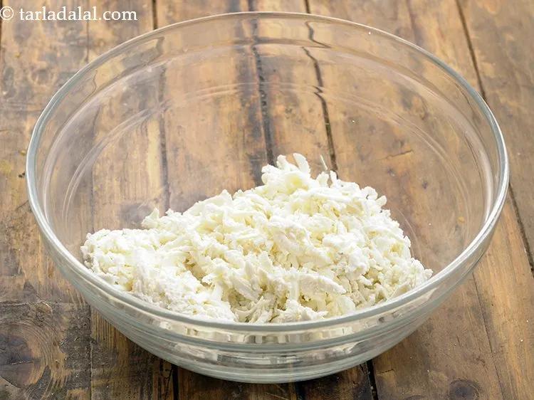 Step 2 – To prepare<strong> cheesy paneer parsley toast</strong>, take a deep bowl and add paneer to it.