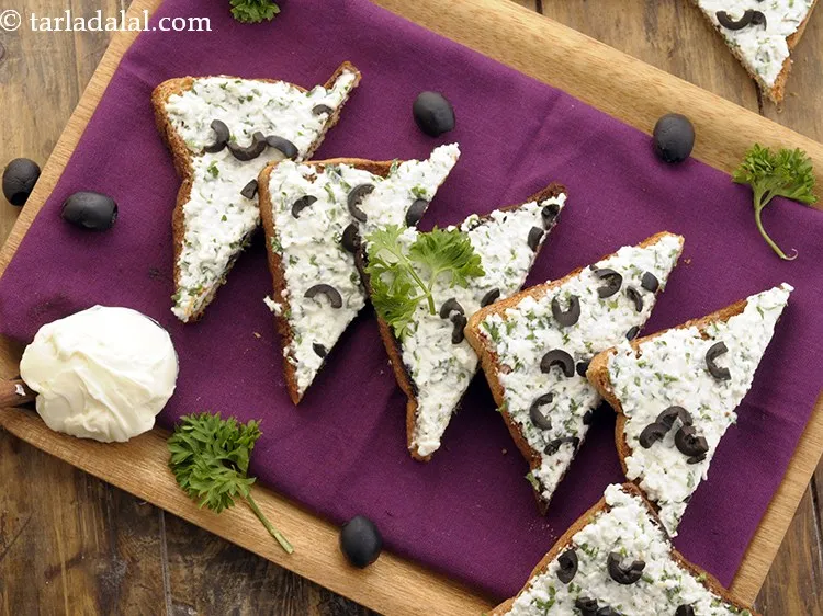 Step 11 – Serve&nbsp;<strong>cheesy paneer and parsley toast&nbsp;</strong>immediately.