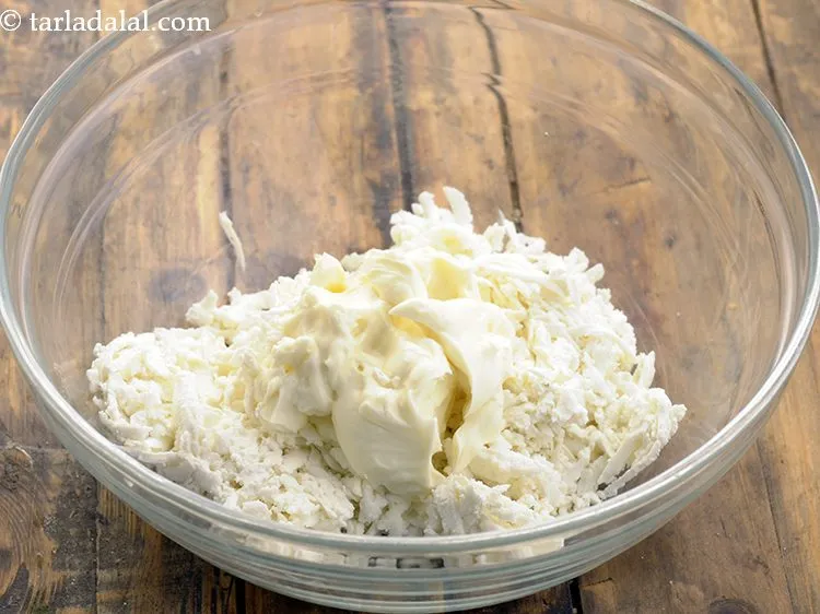 Step 3 – Add cheese spread. It will help in giving ou toast a luscious taste.&nbsp;