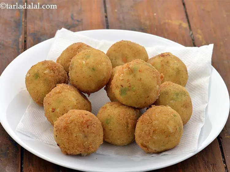 Step 20 – Remove the <strong>potato cheese balls</strong> on an absorbent paper and drain excess oil.