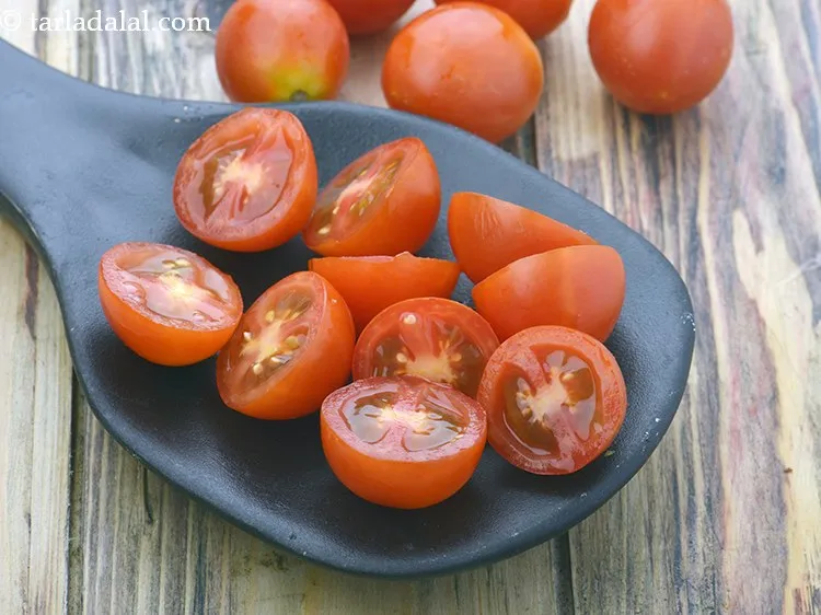 स्टेप 20 – १/४ कप <a href=""https://www.tarladalal.com/glossary-cherry-tomato-halves-hindi-2464i"">आधे कटे हुए चेरी टमाटर</a> रखें।&nbsp;टमाटर <a …