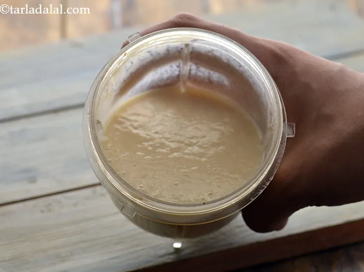 स्टेप 10 – <strong>मिल्कशेक</strong> को मुलायम और झागदार होने तक मिक्सर में पीस …