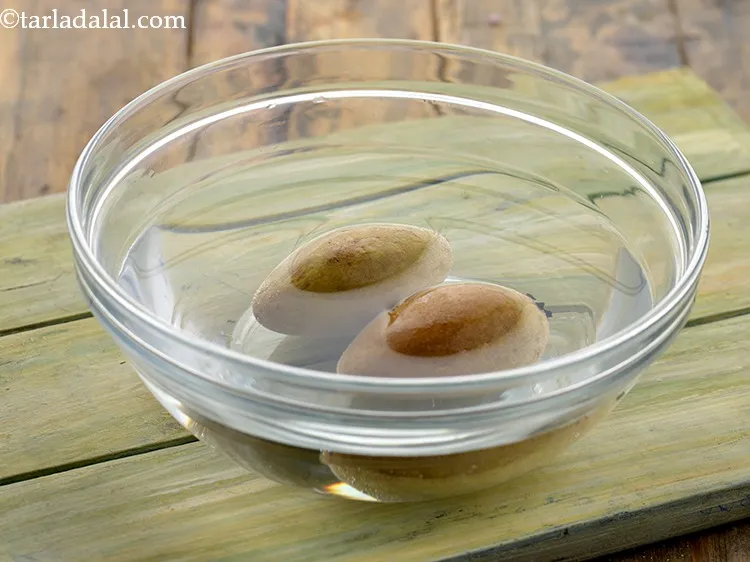 स्टेप 2 – चीकू पे लगी गंदगी को हटाने के लिए पानी से …